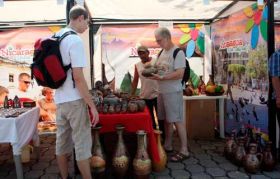 Expats at a market stall in San Juan del Sur – Best Places In The World To Retire – International Living